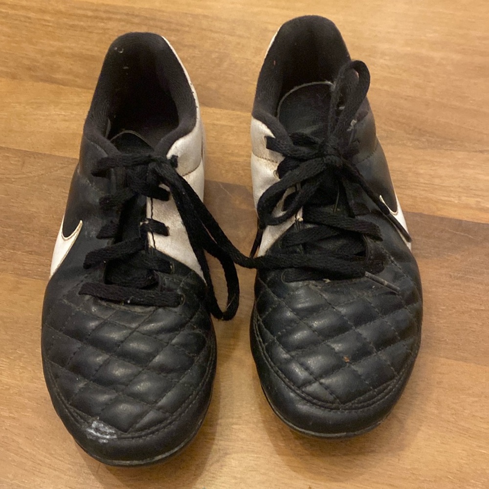 Sz 1 Nike soccer cleatss